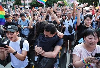 亚洲第一！　台湾通过同婚专法，挺同人士喜极而泣