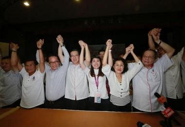 民行党候选人黄诗怡（右五）在山打根国席补选中获胜。