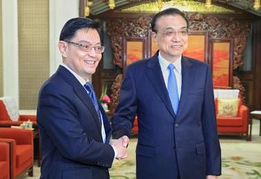 在中国访问的我国副总理兼财政部长王瑞杰与中国总理李克强会面。