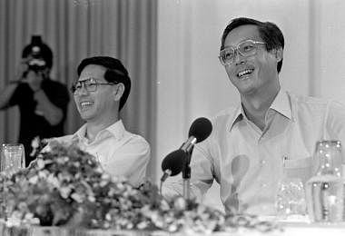 虽有好朋友情谊却依旧未能消弭时任总统的王鼎昌（左）与政府的冲突，吴作栋深感遗憾。 （海峡时报档案照片） 