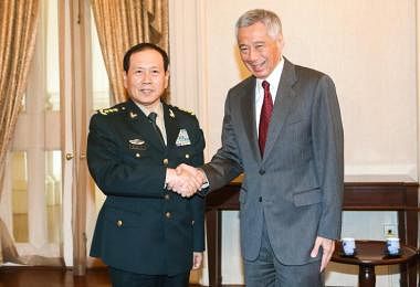 李显龙总理（右）今早在总统府会见来新出席香格里拉对话的中国国务委员兼防长魏凤和（左）。（联合晚报）