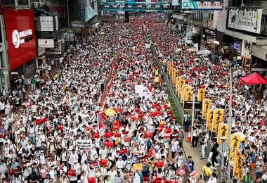 忧一国两制名存实亡  百万港人上街“反送中”