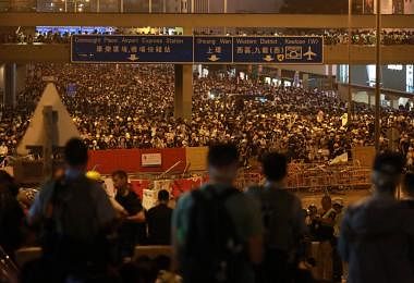 香港民众“反送中”行动升级　警方出动催泪弹镇压