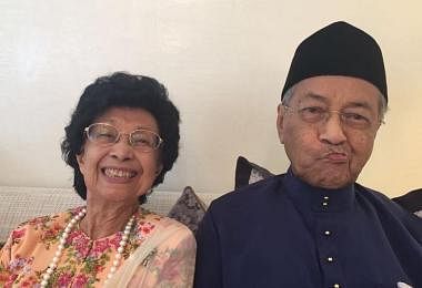 政治上翻来覆去，对爱情却始终如一　老顽童马哈迪94岁了