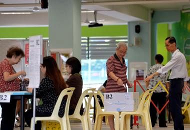 2015年新加坡全国大选，选民在位于的康达小学（Cantonment Primary School）的投票站投票。（海峡时报）