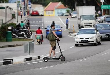 电动踏板车上路