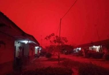 印尼持续燃烧中的多个火点释放出大量烟霾，造成瑞利散射现象，导致印尼天空染上一片红。（互联网）