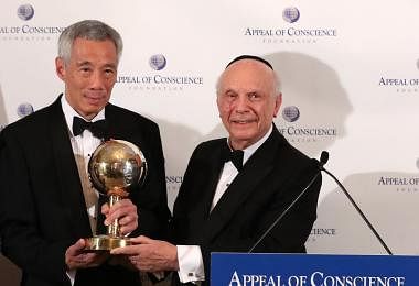 李显龙总理在第54届良知基金会颁奖晚宴上，获颁“世界领导人奖”。