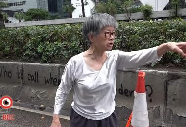 香港七旬婆婆清路障　霸气教训示威者“不做好事”