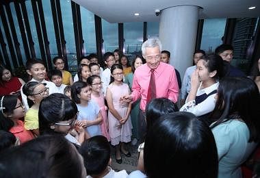李显龙总理与学生们