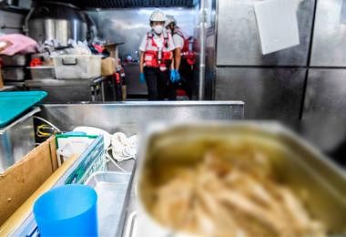 香港理工大学饭堂的厨房发出阵阵腐臭味，画面惊悚。