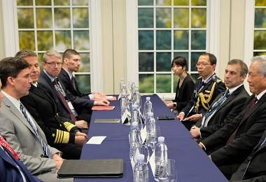出访美国的新加坡国防部长与美国防长埃斯珀进行双边会晤