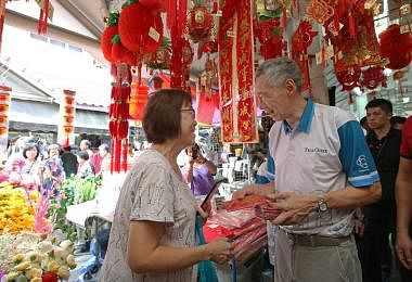 李显龙总理走访德义区的新春年货市场