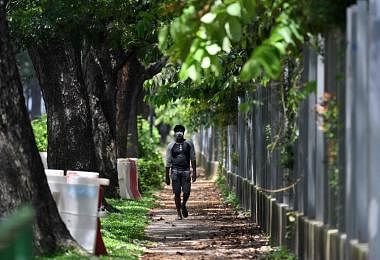 一名男子走在大士南宿舍外