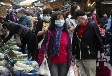 台北民众上菜市场都自觉戴口罩
