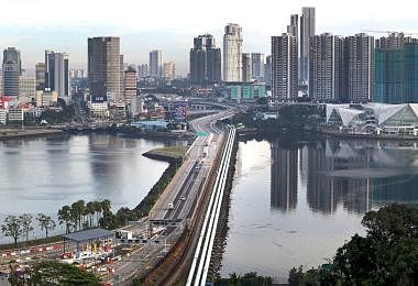 每天有大约30万名马国客工越过新柔长堤前来新加坡工作