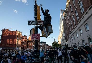 美国百人警察“跪压”黑人佛洛伊德致死，引发众怒，数以万计民众走上街头示威