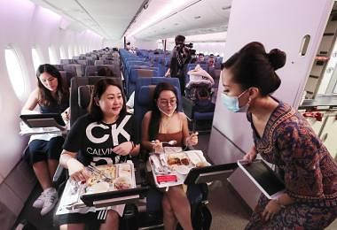 约900人掏钱体验“光吃不飞”的新航A380用餐