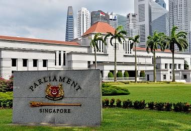 新加坡国会在1月4日，首次通过通讯及新闻部的YouTube频道直播国会的议事过程。