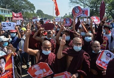 缅甸的佛教和尚走上街头示威