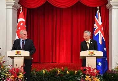 新加坡总理李显龙（右）与来访的澳洲总理莫里森
