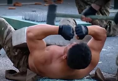 朝鲜最强武器？　大秀胸口碎石板等绝技的半裸肌肉猛男