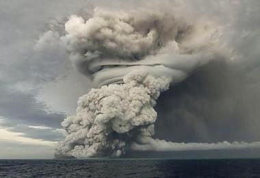 汤加附近的海底火山大爆发，画面犹如原子弹爆炸