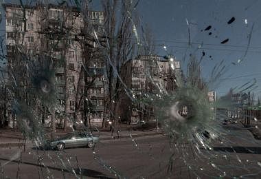 乌克兰首都停放在路边的汽车挡风镜上的弹孔