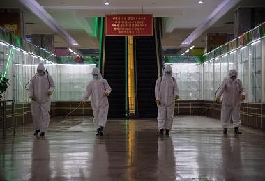 朝鲜卫生人员为平壤一家购物中心消毒。