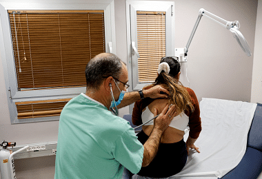 以色列一名长期冠病患者接受医生诊断
