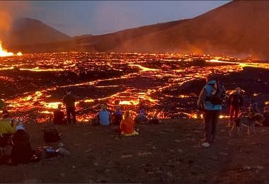 冰岛法格拉达尔火山爆发