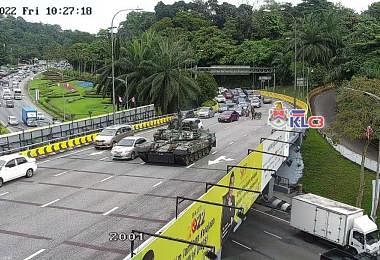 坦克在吉隆坡路上抛锚　网民：幸好不是发生在马国国庆庆典上