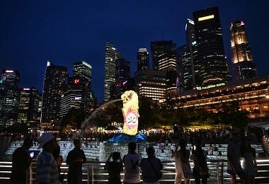 受清零政策拖累？　香港“亚洲第一金融中心”地位被新加坡超越