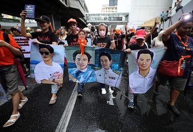 泰国一日迎来新旧首相　曾经的热门人选用李光耀语录自勉