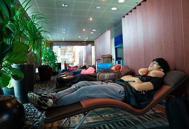 樟宜机场是“全球最好睡的机场”？　送你几招在机场过夜的贴士