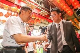 现任台北市长柯文哲（左）与民进党籍台北市长参选人姚文智。