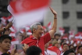 PM Lee Hsien Loong's annual salary is 2.2 million not 4.5 million Sing dollars