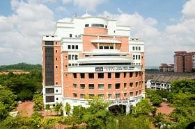 马来西亚的拉曼大学学院是由马华主导成立，向来被贴上马华标签。