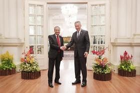 李显龙总理（右）和到访的马国首相马哈迪在总统府会面。