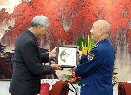 黄永宏今年10月在北京八一大楼同中共中央军事委员会副主席许其亮会面，双方互赠礼品。