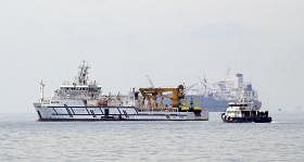 一艘马来西亚政府（左）与一艘新加坡警察海岸卫队船只出现在我国大士海域一带。（海峡时报）