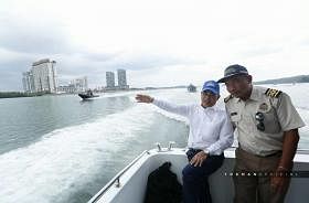 柔州大臣奥斯曼沙比安（左）昨天高调登上侵入新加坡领海的马国浮标船，还在面簿上载一系列巡视照片。
