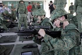 军人操作着俗称自己“老婆”的SAR 21步枪