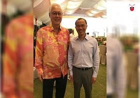 荣誉国务资政吴作栋（左）和前外交部长杨荣文昨晚在总理元宵节晚宴上合影。