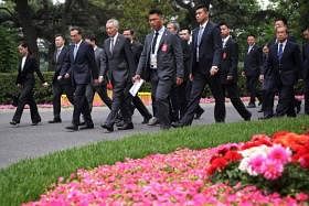 李显龙总理和中国总理李克强在钓鱼台国宾馆步行，准备走向午宴地点。
