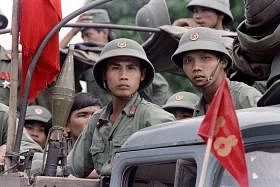  越南从柬埔寨撤军之后，越南军人在1989年9月20日等待离开柬埔寨。（法新社）