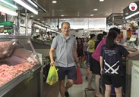 蔡厝港集选区议员余家兴每周都会去东陵福巴刹（Tanglin Halt Market）买菜。