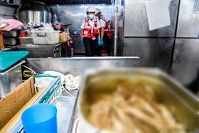 香港理工大学饭堂的厨房发出阵阵腐臭味，画面惊悚。