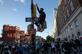 美国百人警察“跪压”黑人佛洛伊德致死，引发众怒，数以万计民众走上街头示威