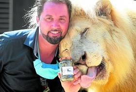 德国马戏团售卖灌装狮子排泄物